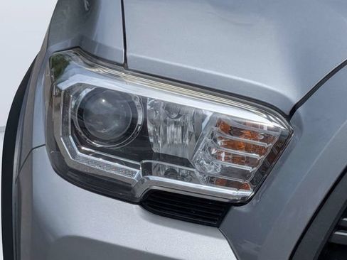 Used 2020 Toyota Tacoma TRD Off-Road w/ Technology Package AWD/4WD image 8