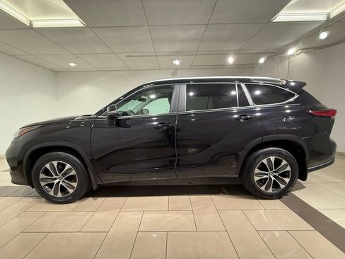 Used 2023 Toyota Highlander XLE AWD/4WD image 2