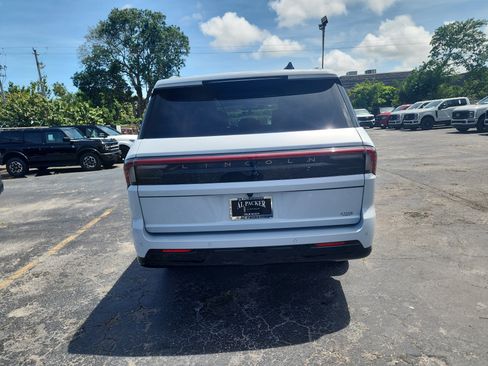New 2026 Lincoln Navigator L Reserve AWD/4WD image 4