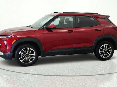 Used 2025 Chevrolet TrailBlazer LT AWD/4WD image 3