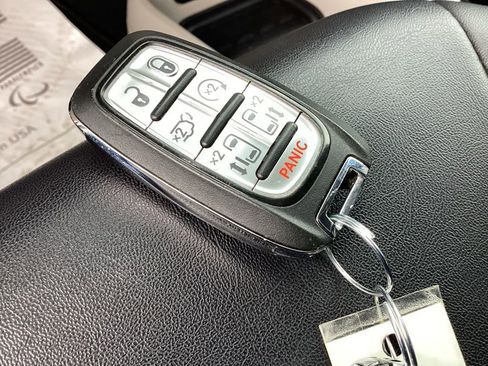 Used 2024 Chrysler Pacifica Touring-L image 33