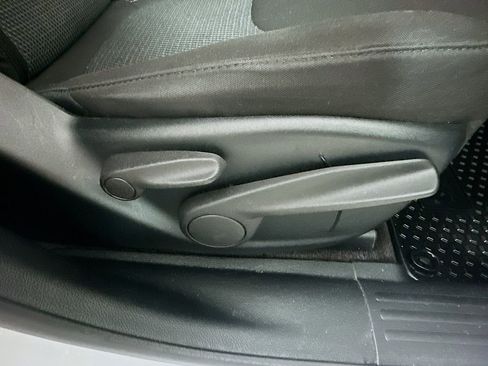 Used 2019 Jeep Cherokee Latitude w/ Cold Weather Group image 24