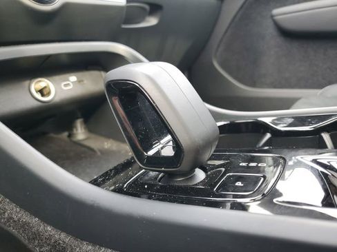 Used 2025 Volvo XC40 B5 Plus image 16