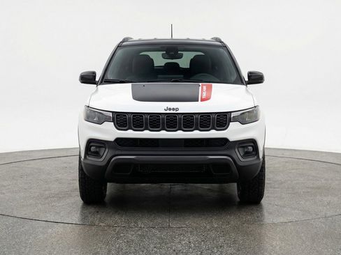 Used 2025 Jeep Compass Trailhawk AWD/4WD image 2