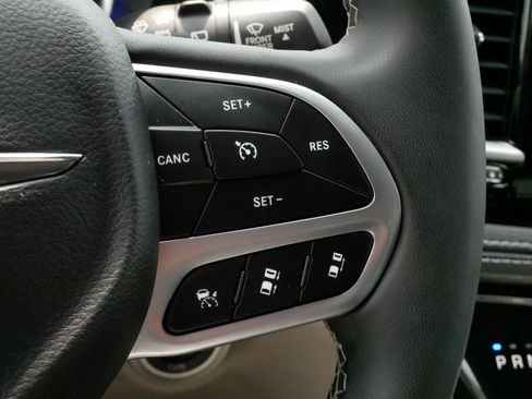 Used 2023 Chrysler Pacifica Touring-L FWD image 25