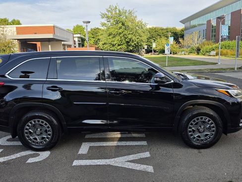 Used 2017 Toyota Highlander SE AWD/4WD image 4