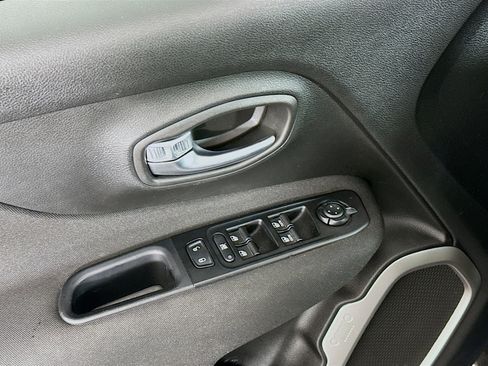 Used 2021 Jeep Renegade Latitude AWD/4WD image 15