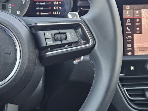 Certified 2025 Porsche Macan image 28