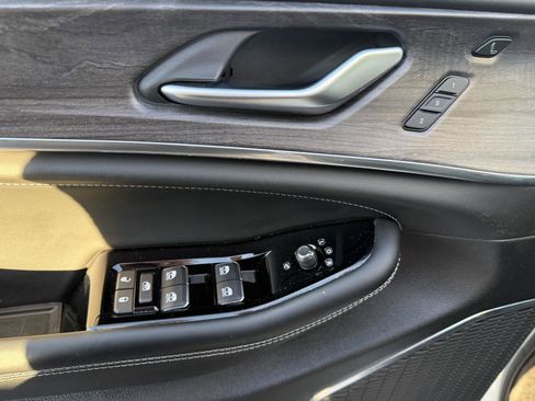 Used 2025 Jeep Grand Cherokee L Overland w/ Advanced Protech Group III image 23