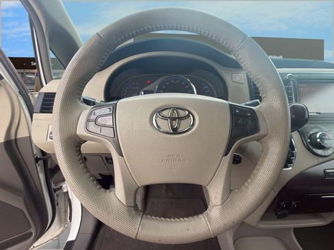 Used 2011 Toyota Sienna XLE w/ XLE Navigation Pkg FWD image 11