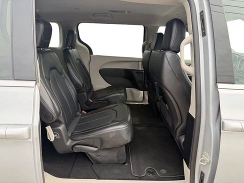 Used 2024 Chrysler Pacifica Touring-L image 33