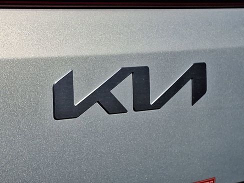 New 2025 Kia Carnival EX image 23
