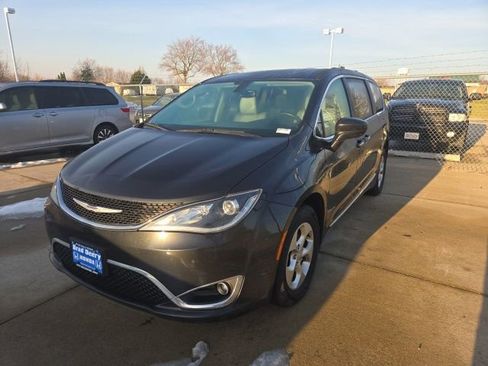 Used 2017 Chrysler Pacifica Touring-L Plus image 4