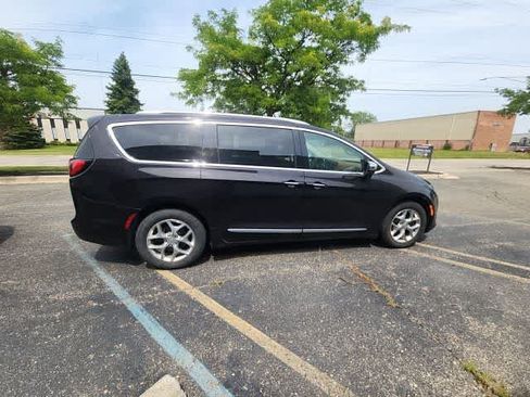Certified 2019 Chrysler Pacifica Limited w/ Advanced Safetytec Group FWD image 10