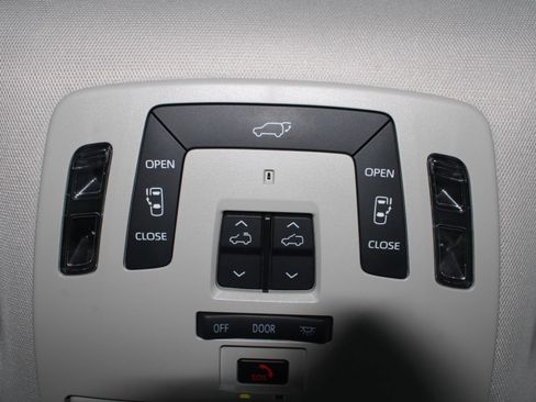 Certified 2023 Toyota Sienna Limited image 12