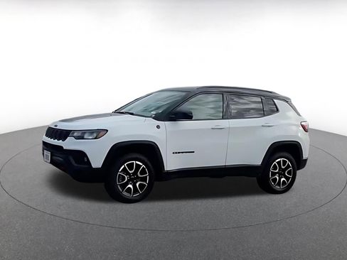 Used 2025 Jeep Compass Trailhawk image 9