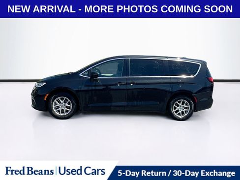 Used 2023 Chrysler Pacifica Touring-L FWD image 4