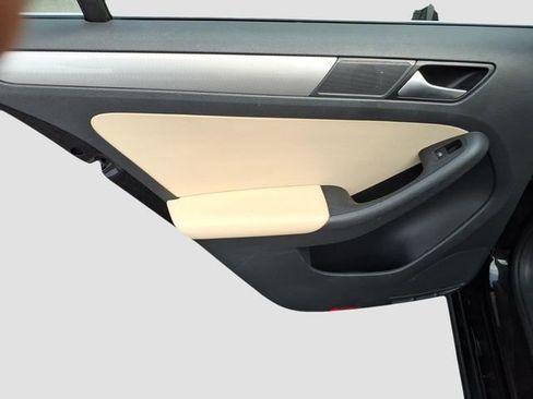 Used 2017 Volkswagen Jetta SE image 16