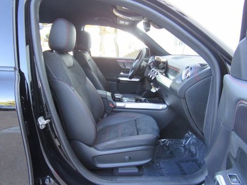 Used 2023 Mercedes-Benz EQB 300 4MATIC image 22