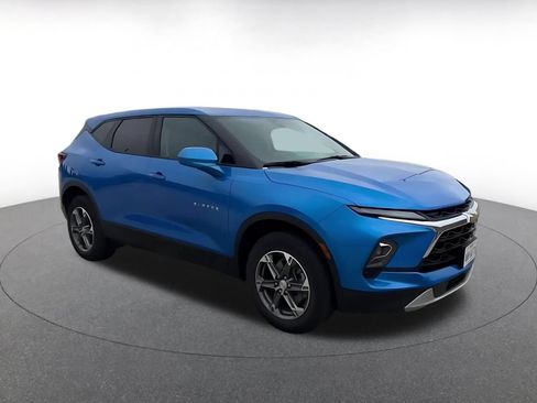 Used 2025 Chevrolet Blazer LT FWD image 2