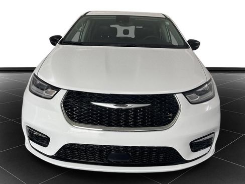 Used 2024 Chrysler Pacifica Touring-L FWD image 8