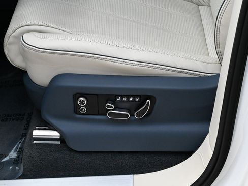 Used 2023 Bentley Bentayga AWD/4WD image 18