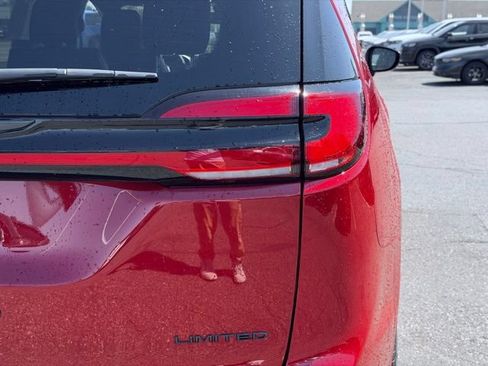 Certified 2025 Chrysler Pacifica Limited FWD image 8