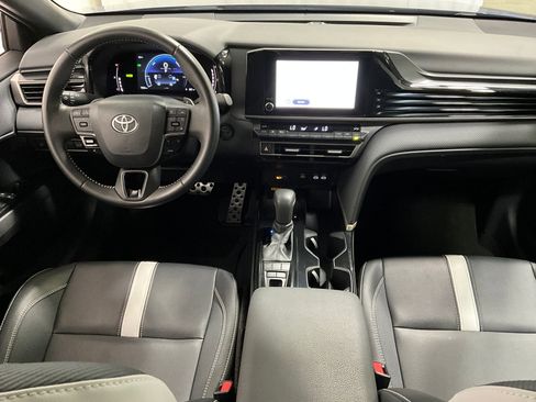 Used 2025 Toyota Camry SE FWD image 13