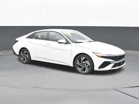 Used 2025 Hyundai Elantra SEL FWD image 21