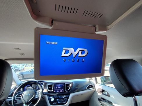 Used 2018 Chrysler Pacifica Touring-L FWD image 40