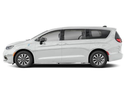 Used 2024 Chrysler Pacifica Limited image 2