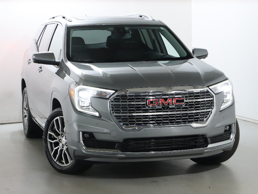 Used 2024 GMC Terrain Denali w/ Denali Premium Package AWD/4WD image 2