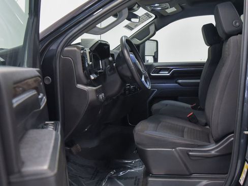 Used 2024 Chevrolet Silverado 2500 LT image 2