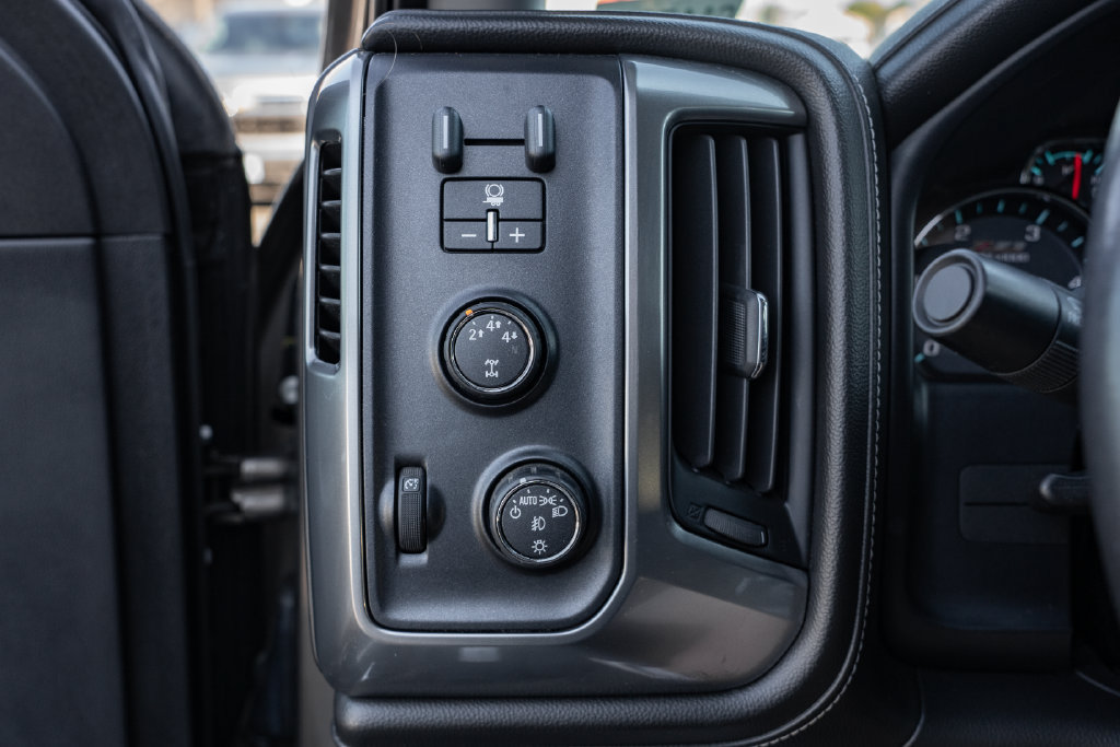 Used 2015 Chevrolet Silverado 2500 LTZ w/ LTZ Plus Package AWD/4WD image 19