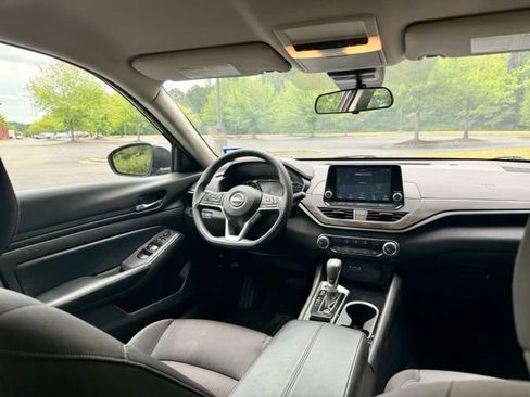 Used 2024 Nissan Altima 2.5 SV FWD image 19