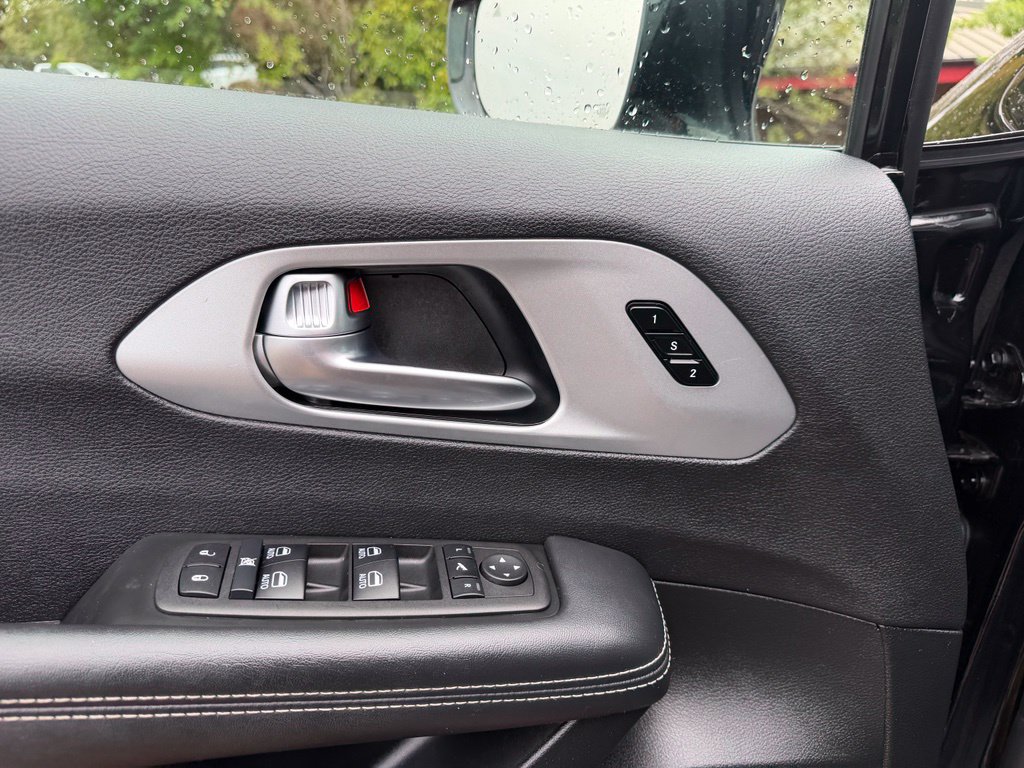 Used 2025 Chrysler Pacifica Limited FWD image 12