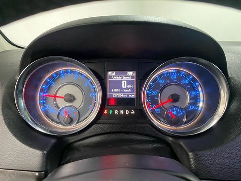 Used 2015 Chrysler Town & Country Touring-L image 18