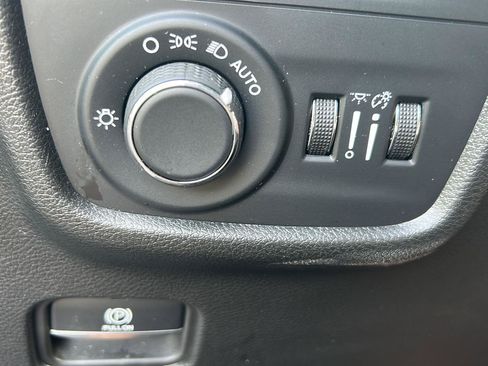 Used 2023 Jeep Grand Cherokee L Laredo AWD/4WD image 11