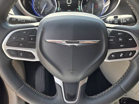 Used 2023 Chrysler Pacifica Touring-L FWD image 23