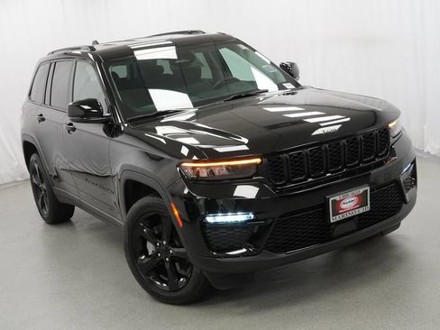 Used 2024 Jeep Grand Cherokee Limited w/ Black Appearance Package AWD/4WD image 9