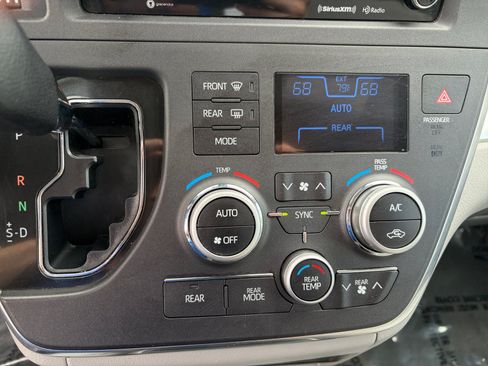 Used 2018 Toyota Sienna LE AWD/4WD image 21