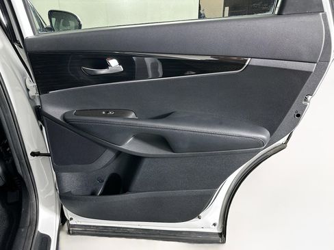 Used 2019 Kia Sorento LX w/ LX Convenience Package image 29