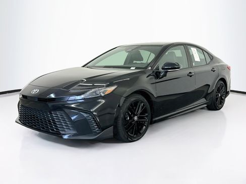 Used 2025 Toyota Camry SE FWD image 3
