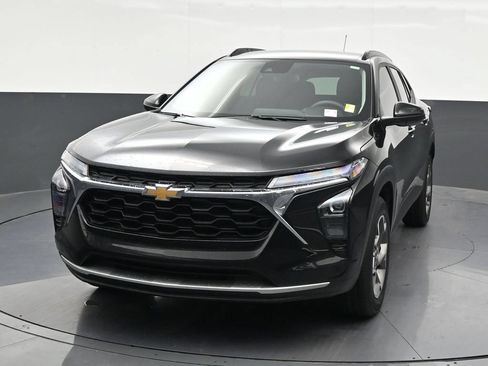 Used 2025 Chevrolet Trax LT FWD image 9