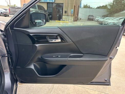 Used 2017 Honda Accord LX image 13