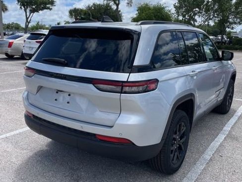 Used 2024 Jeep Grand Cherokee Altitude image 4