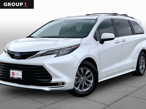 Certified 2024 Toyota Sienna XLE FWD image 1