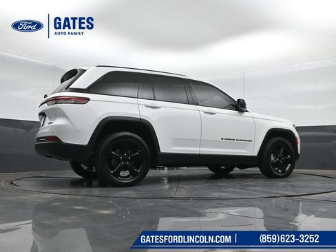 Used 2023 Jeep Grand Cherokee Limited w/ Black Appearance Package AWD/4WD image 39