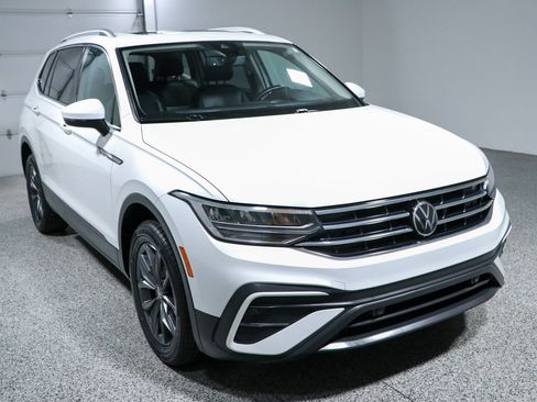 Used 2023 Volkswagen Tiguan SE w/ Panoramic Sunroof Package FWD image 5