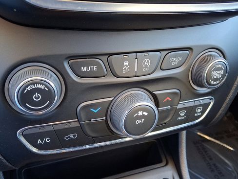 Used 2020 Jeep Cherokee Latitude Plus w/ Cold Weather Group image 15